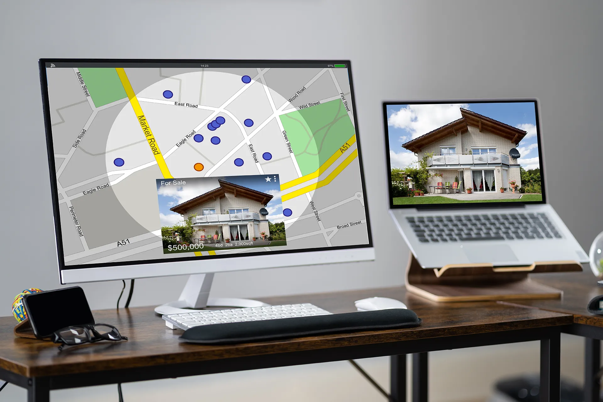 Computer mit Laptop und Immobiliendetails
